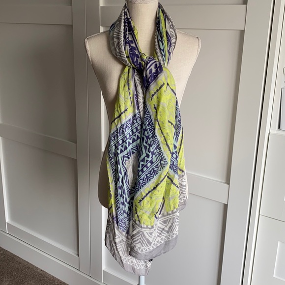 Stella & Dot Accessories - Stella & Dot - Multi Geo Print Union Square Scarf
